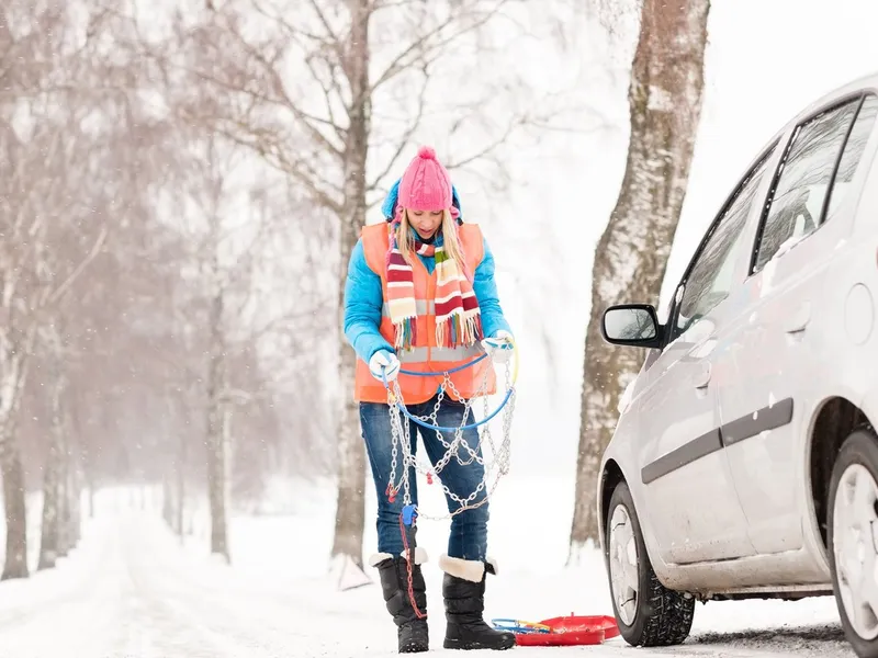 Ești șofer? Trebuie să știi cum se montează corect lanțurile de zăpadă pe roțile mașinii - Foto: Profimedia Images