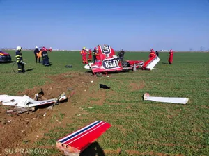 Un avion de acrobaţie s-a prăbuşit la Strejnicu. Pilotul a decedat