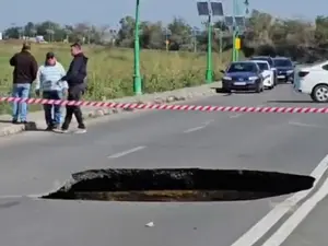 „E toată mașina ruptă pe dedesubt. Uitați-vă ce crater e acolo”. Mărturiile șoferilor care au căzut în groapa uriașă de pe șosea