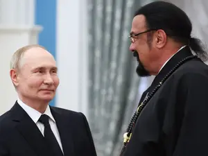 VIDEO Actorul Steven Seagal, ce umbla cu bodyguarzi prin Bucureşti, a fost decorat de Vladimir Putin - Foto: Profimedia Images