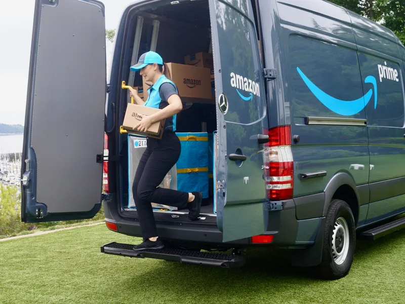 Amazon recunoaște: Șoferii-livratori, nevoiţi să urineze în sticle în timpul curselor. / Foto: geekwire.com