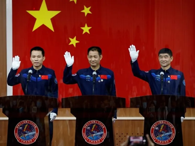 Trei astronauţi din China, pregătiți de decolare din deșertul Gobi către staţia spaţială chineză. / Foto: time.com