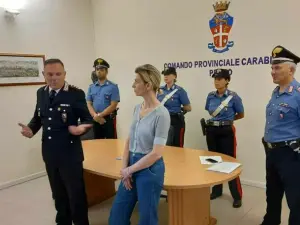 Infirmieră româncă la un spital din Italia, acuzată că le-a furat pacienților cardurile bancare. / Foto: Il Tirreno