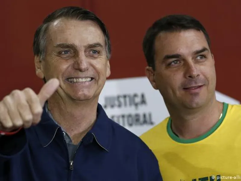 Jair și Flavio Bolsonaro/FOTO: dw.com