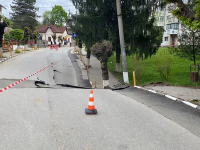 Încă un bloc va fi evacuat la Slănic. Adâncimea craterului este de minim 18 metri - Foto: Profimedia Images