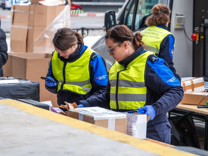 Vamesii elvețieni au luat la puricat produsele chinezesti. Ai nostri asistă pasiv. Sursă foto: FOCBS