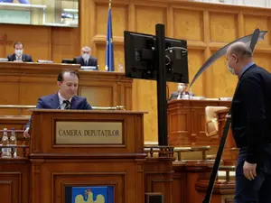 Cîțu și un nene cu o coasă de carton/FOTO: Inquam Photos/George Călin