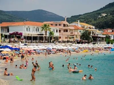 Val de căldură în Grecia, lumea a ieşit la plajă, trecând peste restricţii/FOTO: Getty