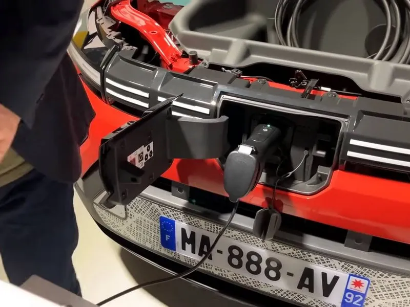 Dacia Spring, schimbată major. Mașina electrică are „V2L”. Poate face cafele sau grătar - Foto: captură video 0-100.ro