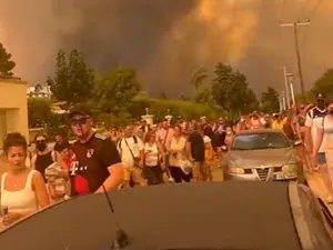 Turiștii fug din Rodos din cauza incendiilor