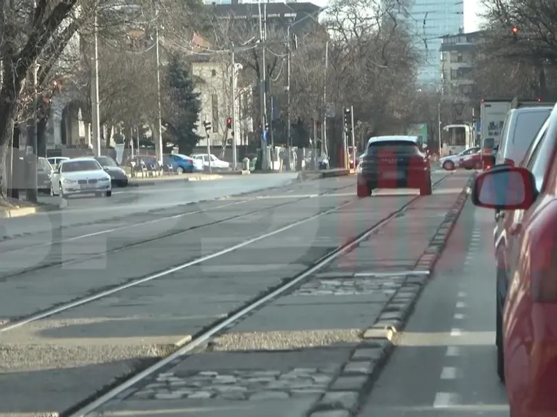 Ginerele lui Adriean Videanu trece cu Porsche-ul pe roșu și depășește pe linia de tramvai. / Foto: captură video