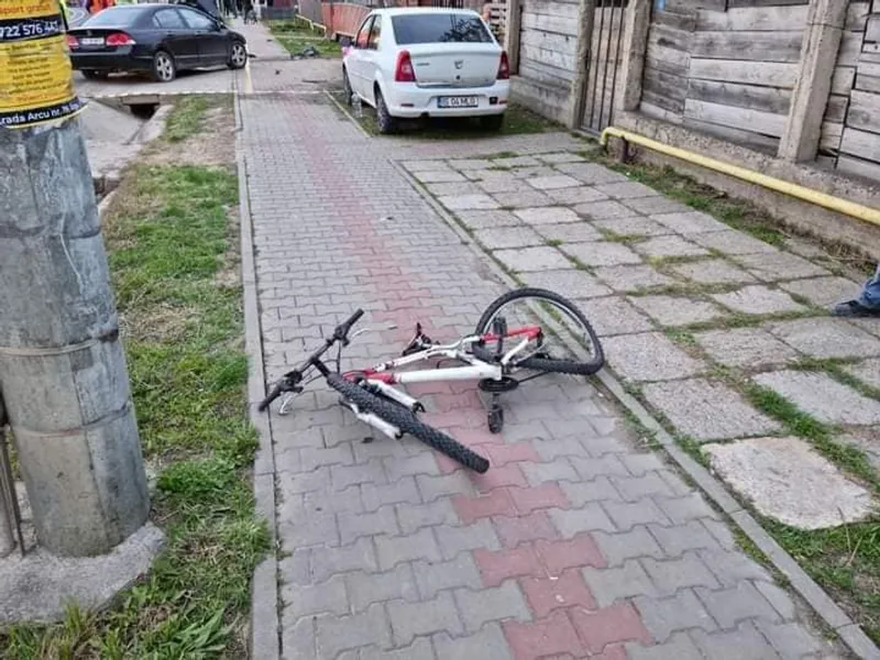 Biciclist, omorât fără vină. Un șofer a pierdut controlul, a sărit un șant și l-a acroșat. / Foto: Info Trafic 24, Facebook