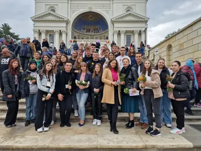 Elevii care au devenit voluntarii Sfintei Parascheva. Au strâns bani de mâncare pentru pelerini - Foto: Asiminei Irina