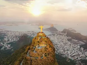 Statuia domină orașul brazilian Rio de Janeiro. FOTO: Facebook