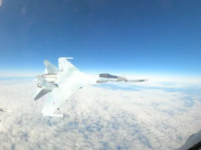 VIDEO Un avion de luptă al Rusiei de 50.000.000$ îi taie fața unui F-16 al SUA. „A venit în picaj” - Foto: X