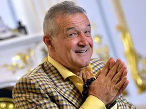 Gigi Becali a împărțit bancnote de 200 de lei dintr-o pungă de hârtie.  / gsp