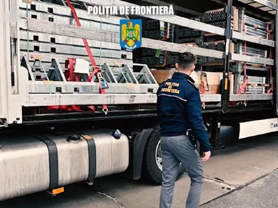 Polițistul de frontieră verifică tir-urile Foto: Poliția de Frontieră