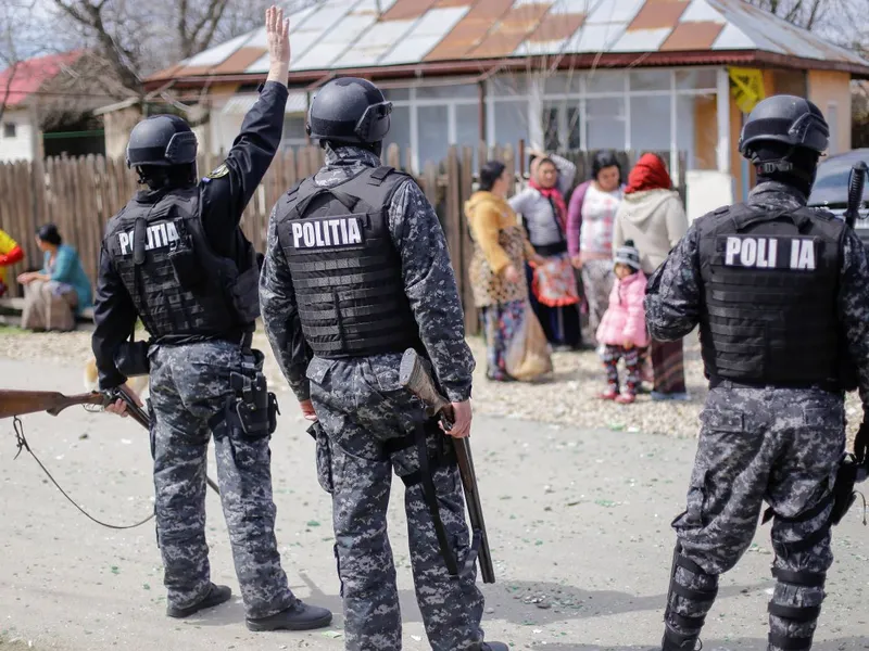 Botez cu bătaie la Măcin. Două clanuri de romi s-au luat „la omor” cu săbii, furci și topoare - FOTO: Inquam Photos / Raul Giuglea