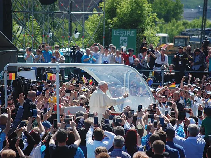 Papa Francis salutând mulțimea adunată la Blaj