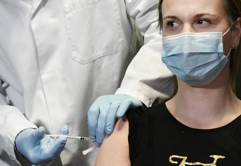 Vaccin administrat împotriva COVID/FOTO: Getty