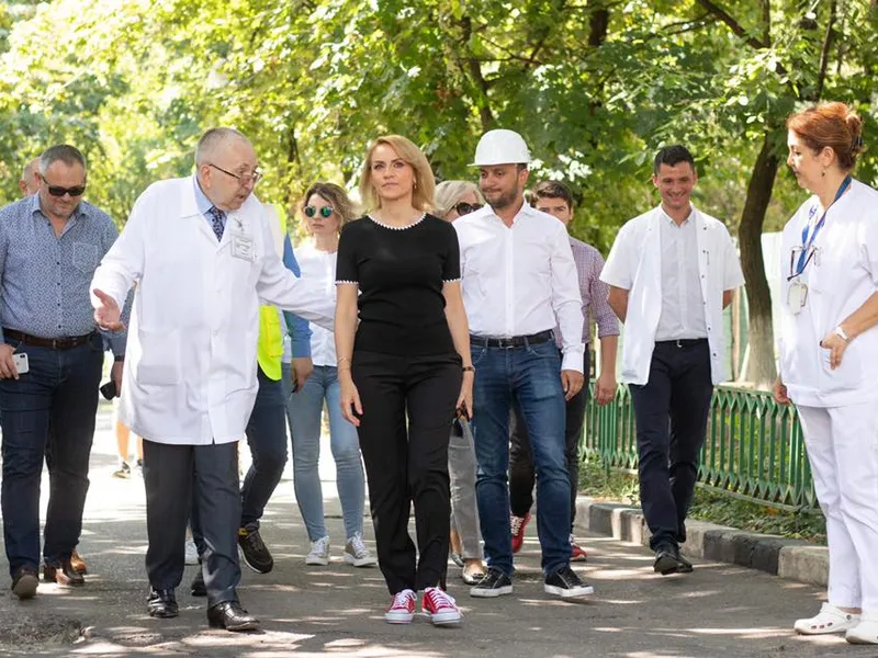 Gabriela Firea în inspecție, primită cu respect și ușoare plecăciuni Foto: Facebook