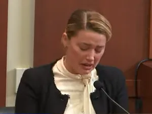 Amber Heard susține că soțul ei, Johny Depp, a agresat-o sexual cu o sticlă de lichior Foto: captură Youtube