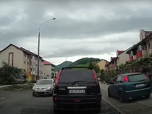 Un șofer și-a luat trotuar. N-a avut răbdare să stea în trafic, a depășit în viteză pe dreapta - Foto: captură video