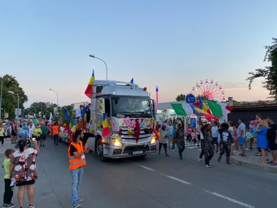 „Carul alegoric” a fost decorat cu un prost-gust covârșitor. / Foto: Newsweek România