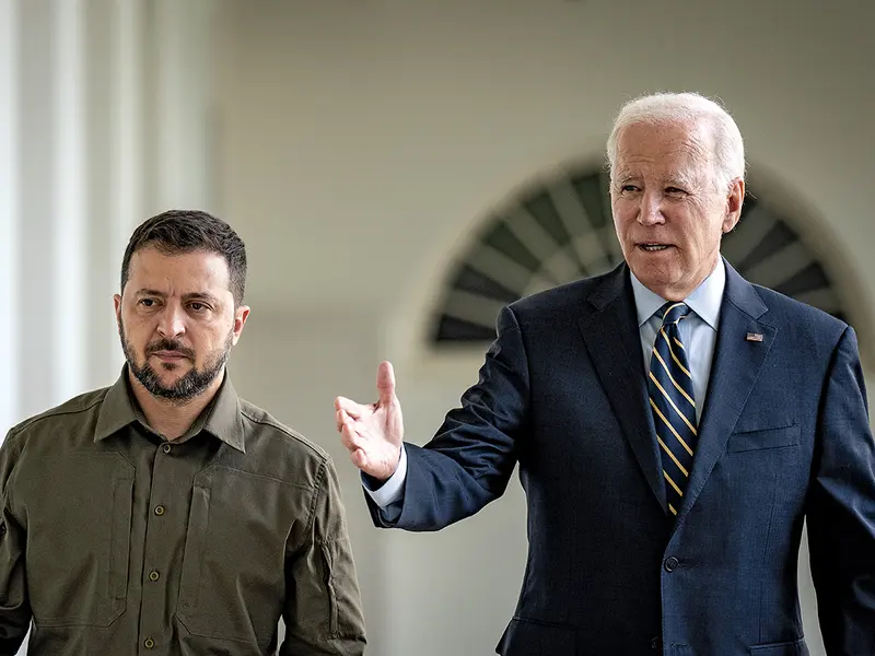 BUGET DE LUPTĂ Președintele ucraineanVolodimir Zelenski (extremă stânga) și președintele american Joe Biden. Biden s-a luptat să obțină aprobarea ultimului său plan de finanțare pentru Ucraina.