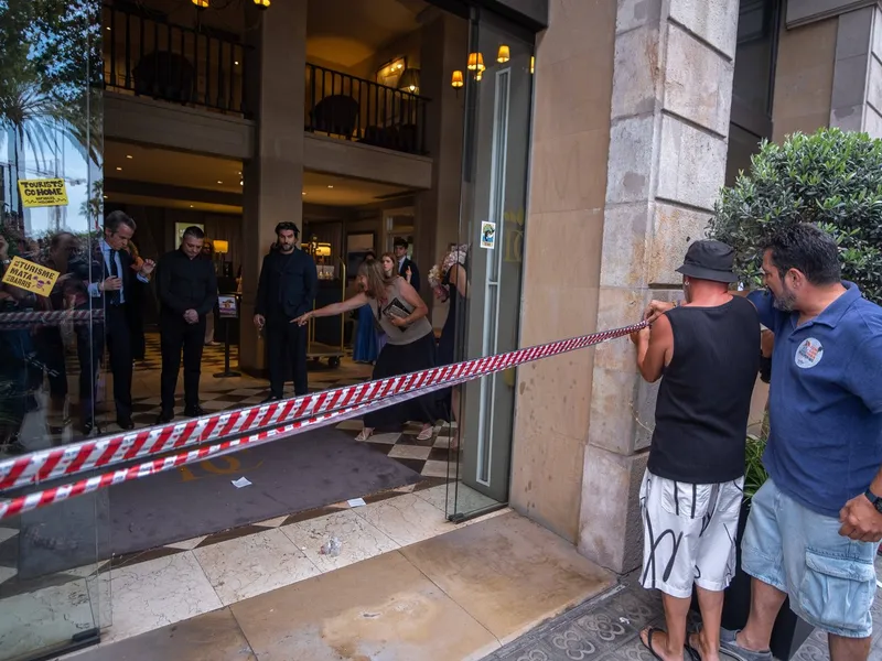 Localnicii din Barcelona stropesc turiștii cu apă ca să-i alunge din oraș. Ce motive au? - Foto: Profiemdia Images