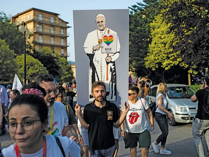 UNIUNE  Un bărbat ține un afiș în timpul Avellino Pride din Italia, în 2019. Papa Francisc și-a dat binecuvântarea pentru „doi oameni care se iubesc“, chiar dacă sunt de același sex