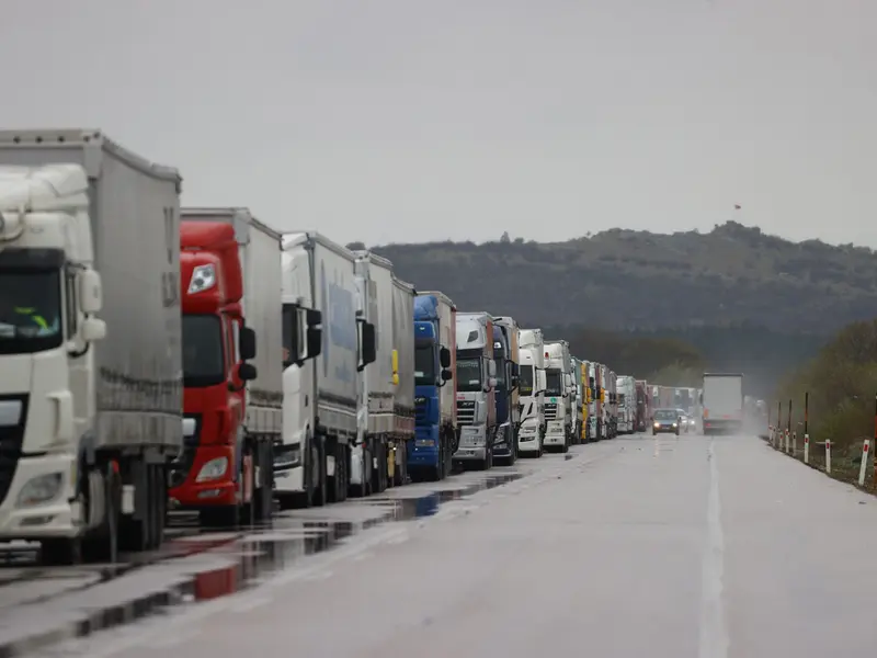 Coloană imensă de camioane - Foto: B1Tv