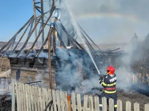 În incendiu a ars o biserică din lemn din localitatea Vidra, construită în anul 1724. / Foto: agerpres.ro