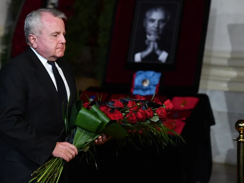 Ambasadorul SUA în Rusia, John J. Sullivan, îi aduce un omagiu fostului președinte sovietic Mihail Gorbaciov în timpul unei ceremonii de comemorare în Sala Coloanelor Casei Sindicatelor din Moscova, Rusia - Foto: Profimedia Images/Evgeny Biyatov 