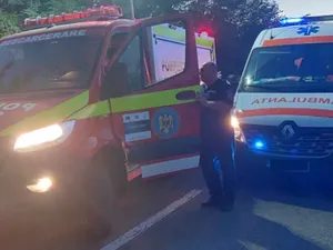 Accident mortal pe DN2. O autoutilitară condusă de un tânăr de 21 de ani  s-a izbit de două TIR-uri - Foto: Facebook/ Ambulanța