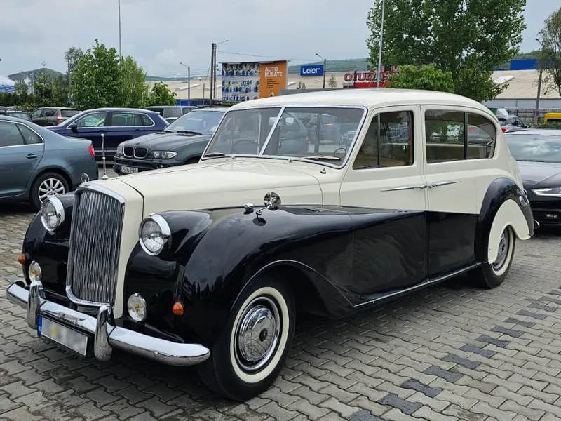 O limuzină Rolls Royce (RR) unică a fost surprinsă la inspecția periodică la RAR Iași - Foto: Facebook/Registrul Auto Român Oficial