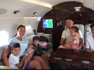 Cristiano Ronaldo și-a luat iubita și cei cinci copii și au plecat împreună în vacanță. / Foto: spynews.ro