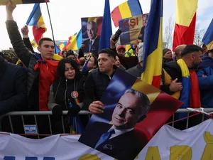 Protestul pro-Călin Georgescu de la CCR a strâns doar câteva mii de oameni. Liderul a fugit în UE - Sursa foto: Inquam Photos / George Călin