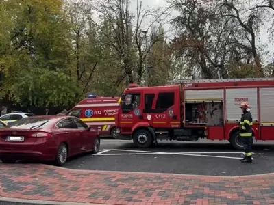 Incendiu violent într-un bloc din București. Sunt oameni înăuntru - Foto: Captură ISU B-if