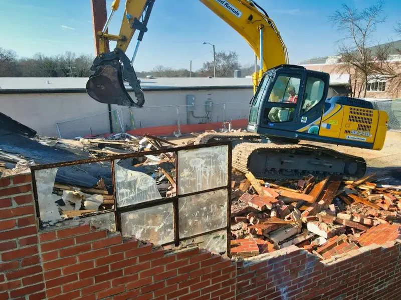 Un milionar nemilos demolează casa unui bătrân neajutorat. Găsește printre ruine o poză cu el copil - Foto: Unsplash(imagine cu rol ilustrativ)