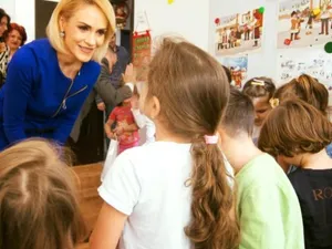 Firea rânjește ipocrit la copii/FOTO: g4media.ro