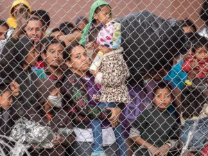 Migranți într-un centru de detenție improvizat din El Paso, Texas/FOTO: Getty