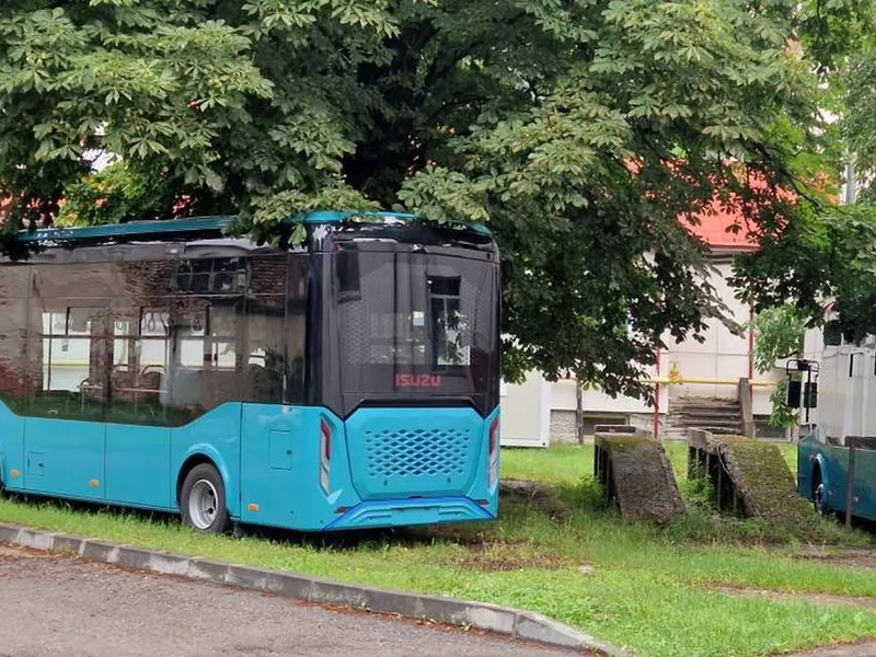 Un orășel din România s-a dotat cu autobuze electrice. Stau la soare. N-au curent și asfalt - Foto: pandurul.ro