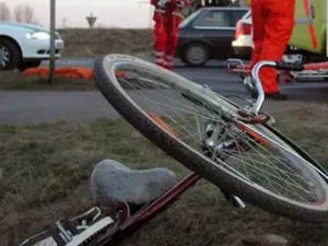 Un băiat de 14 ani a căzut cu bicicleta de pe un pasaj rutier în Oradea. A murit pe loc. / Foto: Info Trafic 24, Facebook