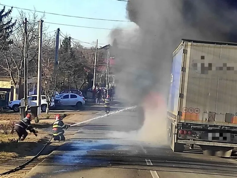 Un camion cu azotat de amoniu a luat foc în mers pe DN 61 în județul Giurgiu Foto: Facebook