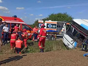 Un autobuz s-a răsturnat pe DN 19, în Bihor: opt persoane, în stare gravă, la spital. / Foto: ISU Bihor