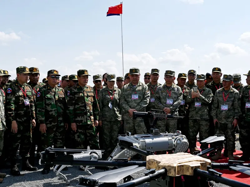 China a testat câini-roboți mortali, dotați cu mitralieră. Par copiați după cei americani - Foto: Profimedia Images