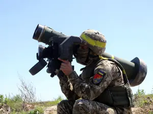 Un soldat ucrainean cu un Javelin a distrus patru blindate rusești și a stopat ofensiva - Foto: Profimedia Images (imagine cu caracter ilustrativ)