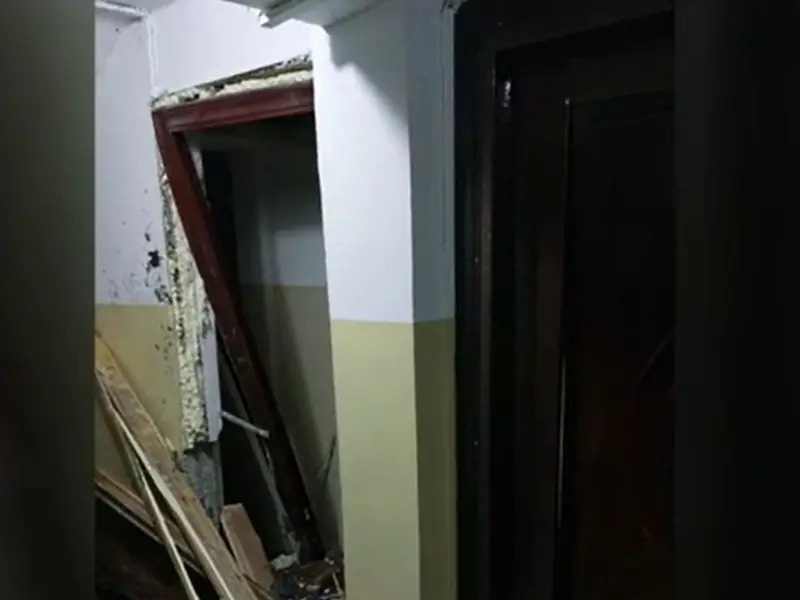 VIDEO Explozie puternică, într-un bloc din Piteşti. O femeie a ajuns la spital, cu răni grave - Foto: captură video Digi24