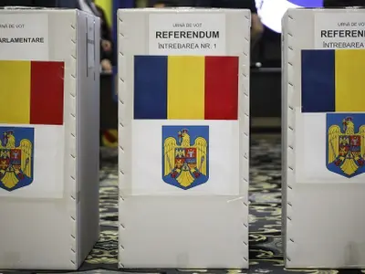 Fiecare alegător va avea câte trei buletine de vot Foto: INQUAM/Octav Ganea